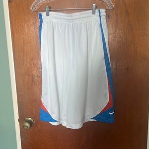 Nike men’s white and blue basketball shorts in large